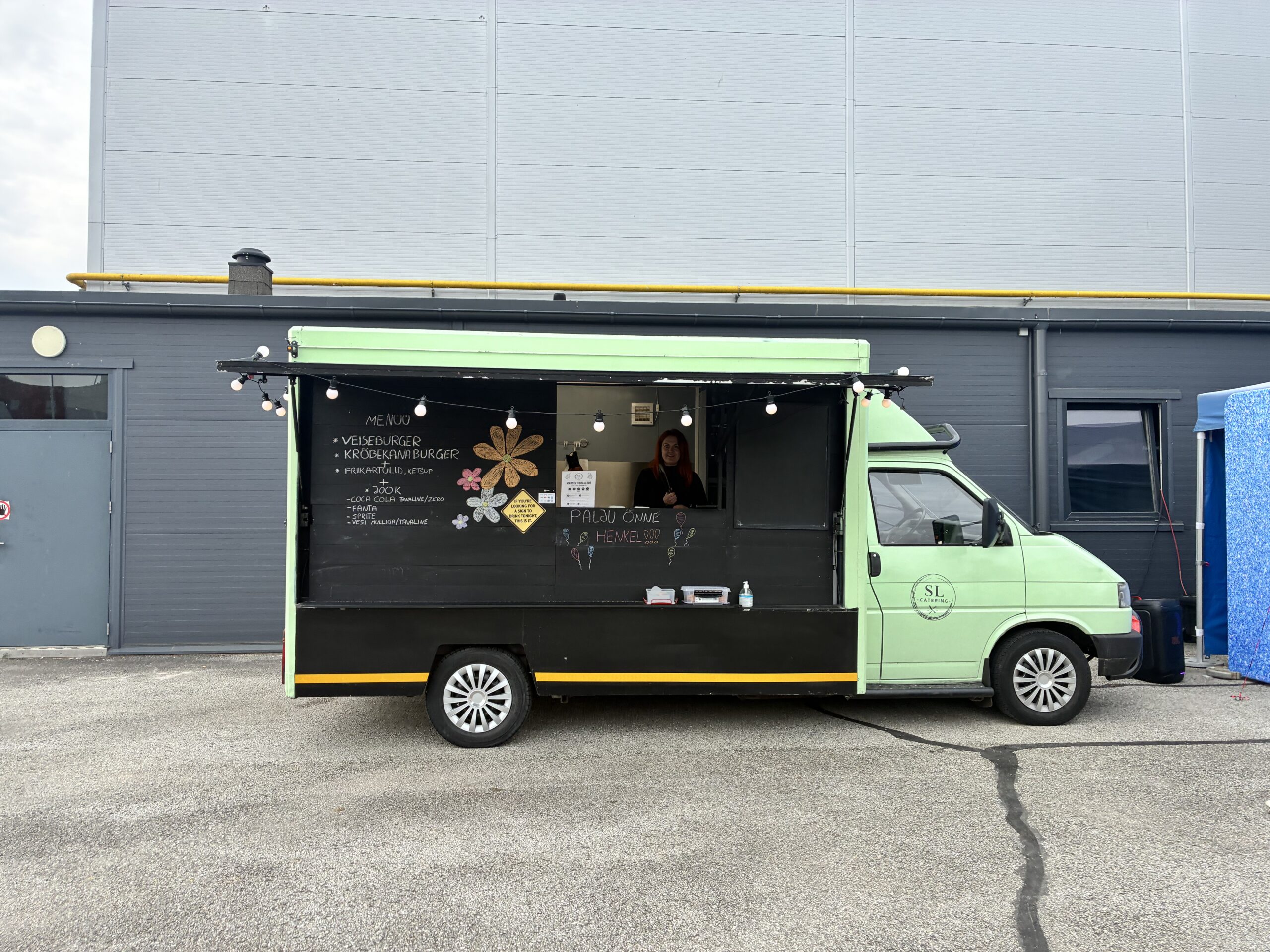 SL Cateringu toiduauto ja sünnipäevamenüü Henkeli üritusel